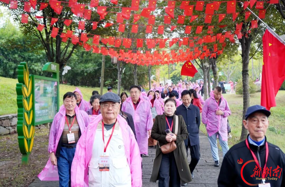 曲响岳阳 走进南湖 岳阳中华大熊猫苑杯全国散曲诗词大赛创作采风活动举行