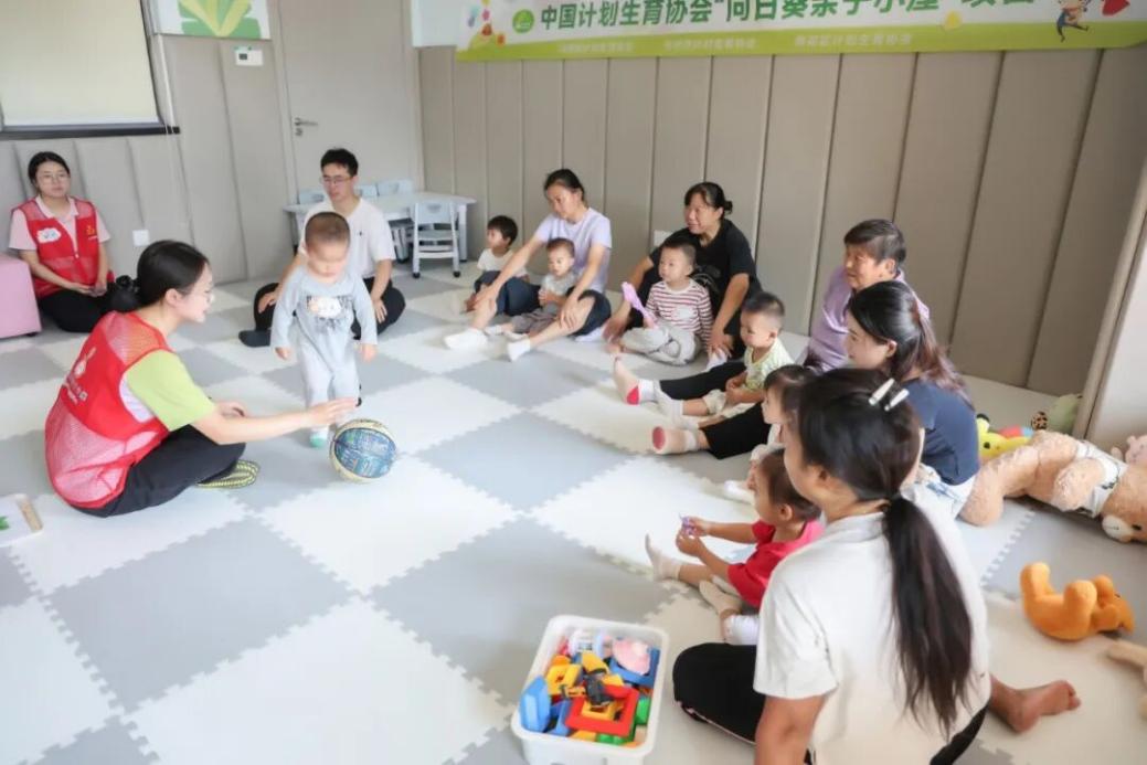 科学育儿送到家门口!雨花区向日葵亲子小屋公益课堂走进社区