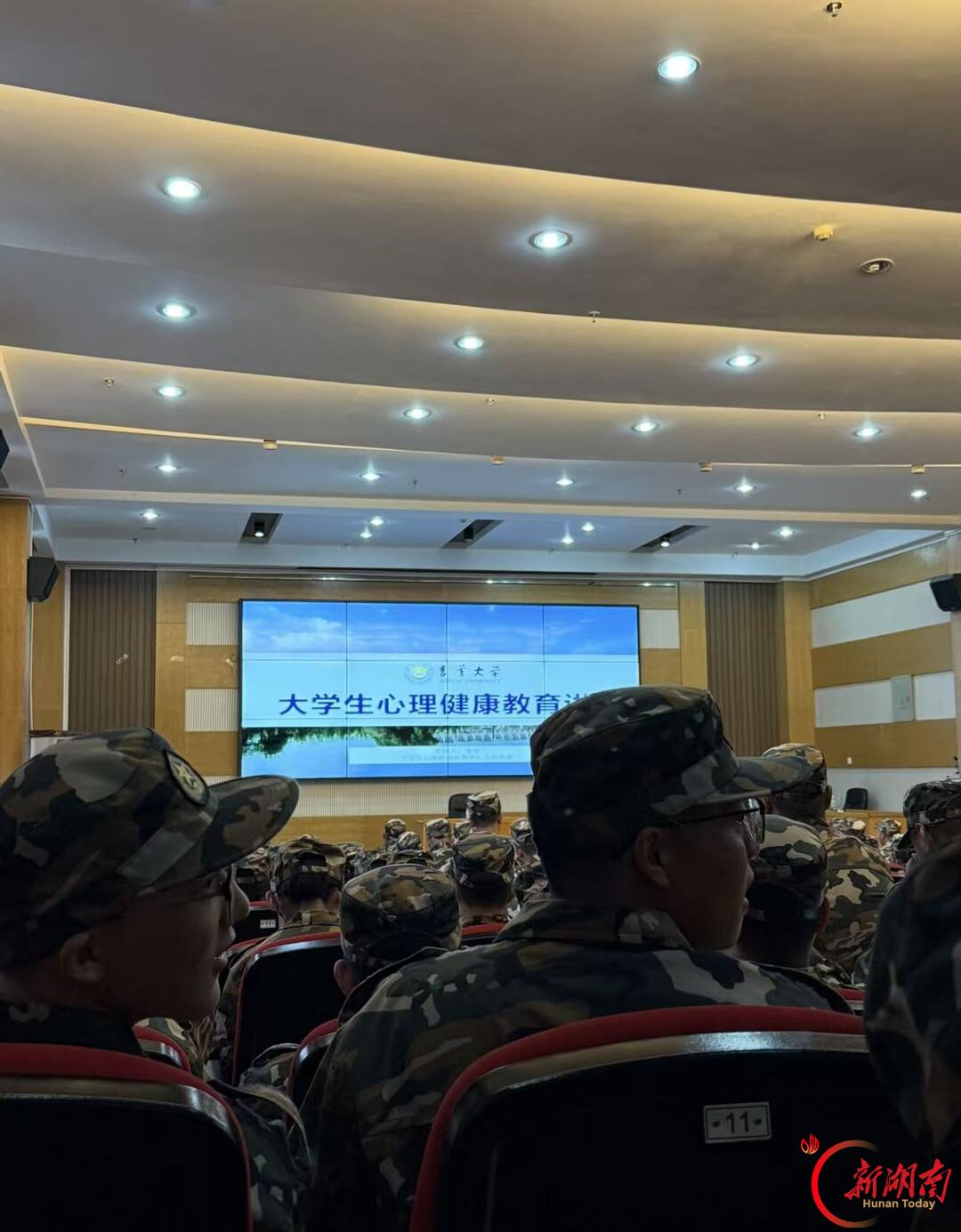青春正步走丨迷彩诵华章