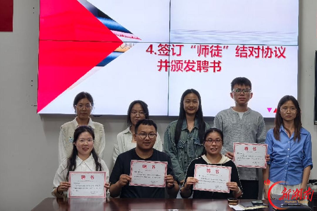 新宁二中举行“青蓝工程”师徒结对仪式
