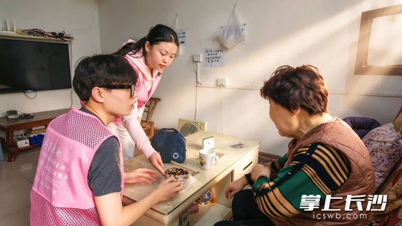 长沙79岁娭毑有了“共享儿女”：每天上门喂药、量血压、陪聊天，每月不到1000元，比机构养老便宜六成以上