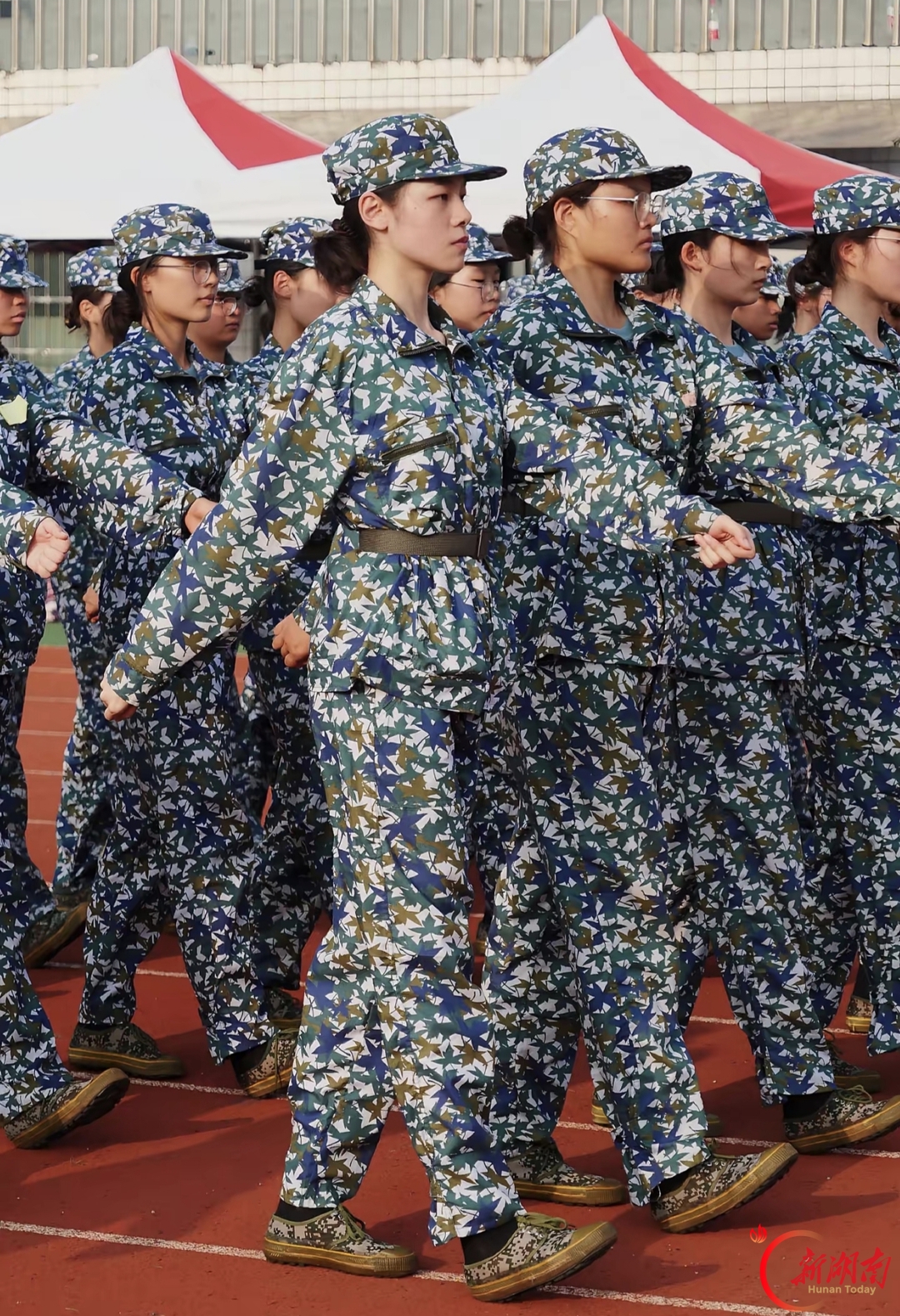 青春正步走丨迷彩绘青春 湘潭大学2026级新生军训如火如荼
