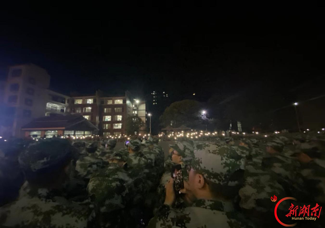 青春正步走丨迷彩锻铁骨,灯火暖心田