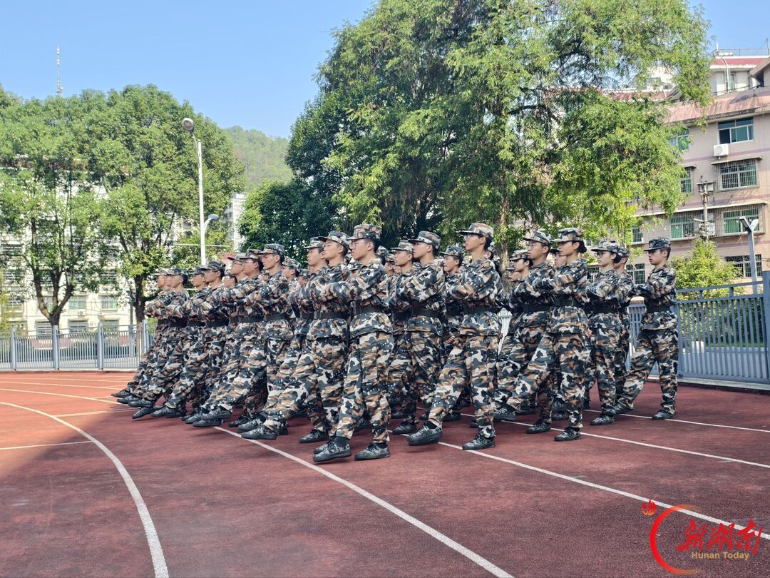 青春正步走丨迷彩淬炼青春力量