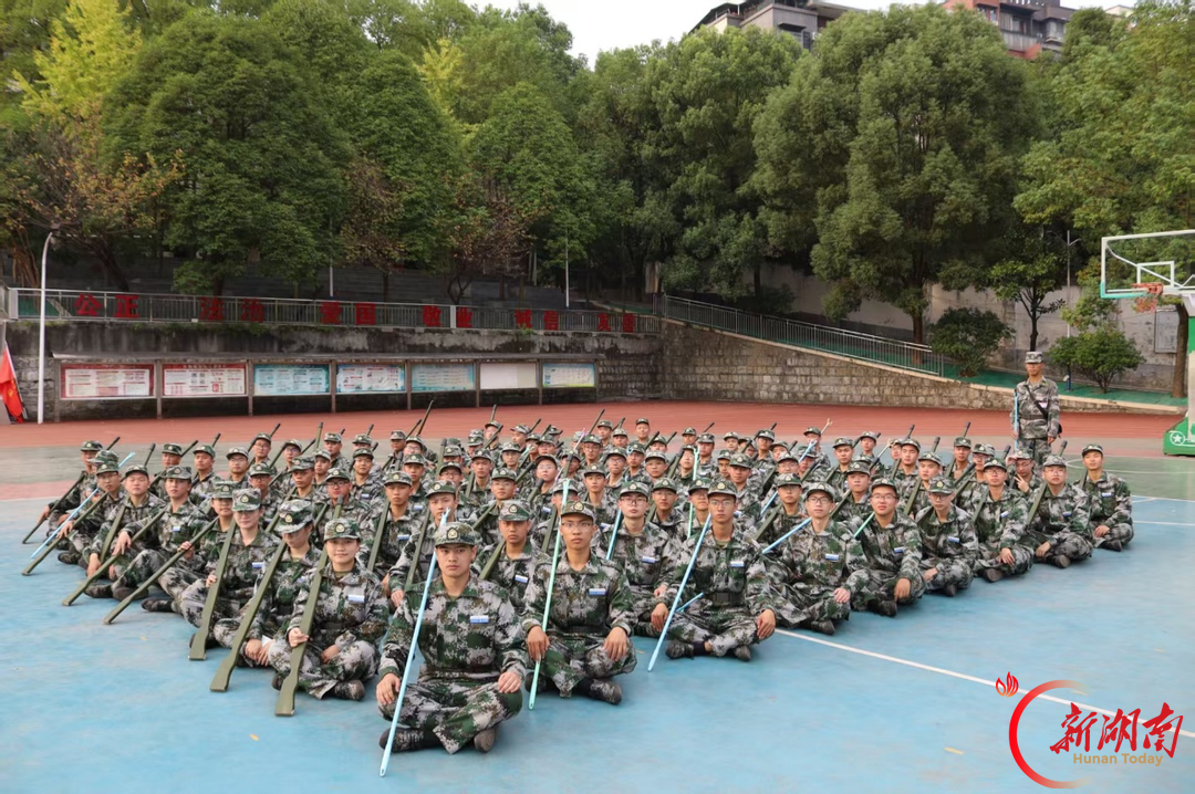 青春正步走丨迷彩锻铁骨,灯火暖心田