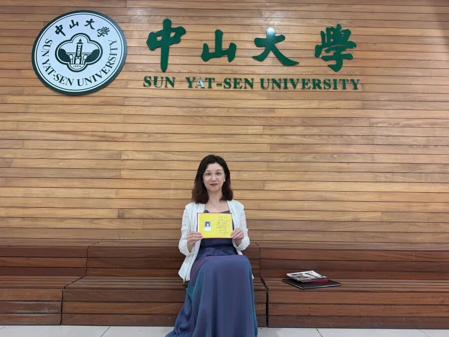 56岁女子刚退休就重返大学读研：瞒着丈夫备考，排队、通勤全都用来复习