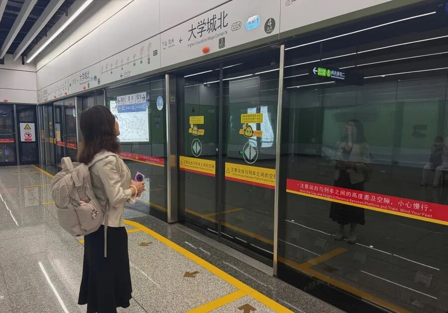 56岁女子刚退休就重返大学读研：瞒着丈夫备考，排队、通勤全都用来复习
