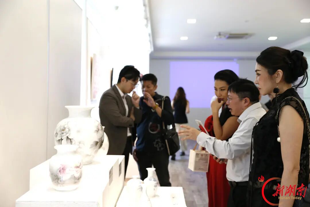 醴陵釉下五彩瓷闪耀新加坡 展现东方瓷韵之美