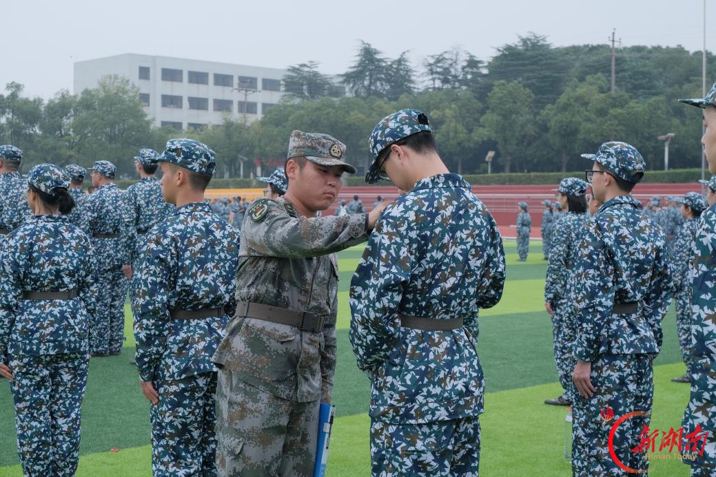青春正步走丨迷彩凝锐气，求知踏新程