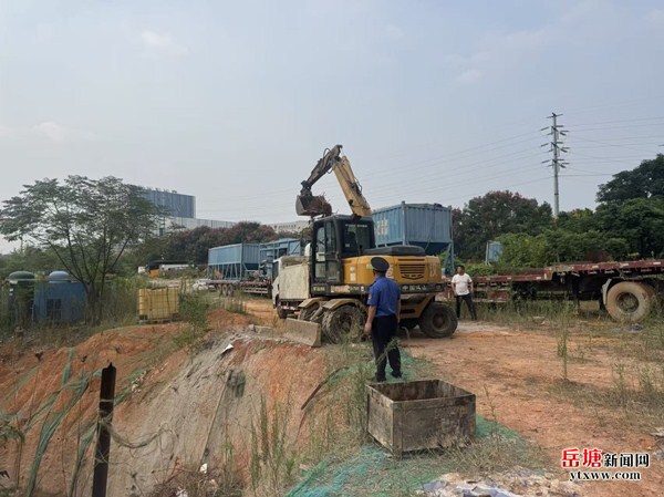 岳塘城管严查建筑垃圾违规倾倒行为
