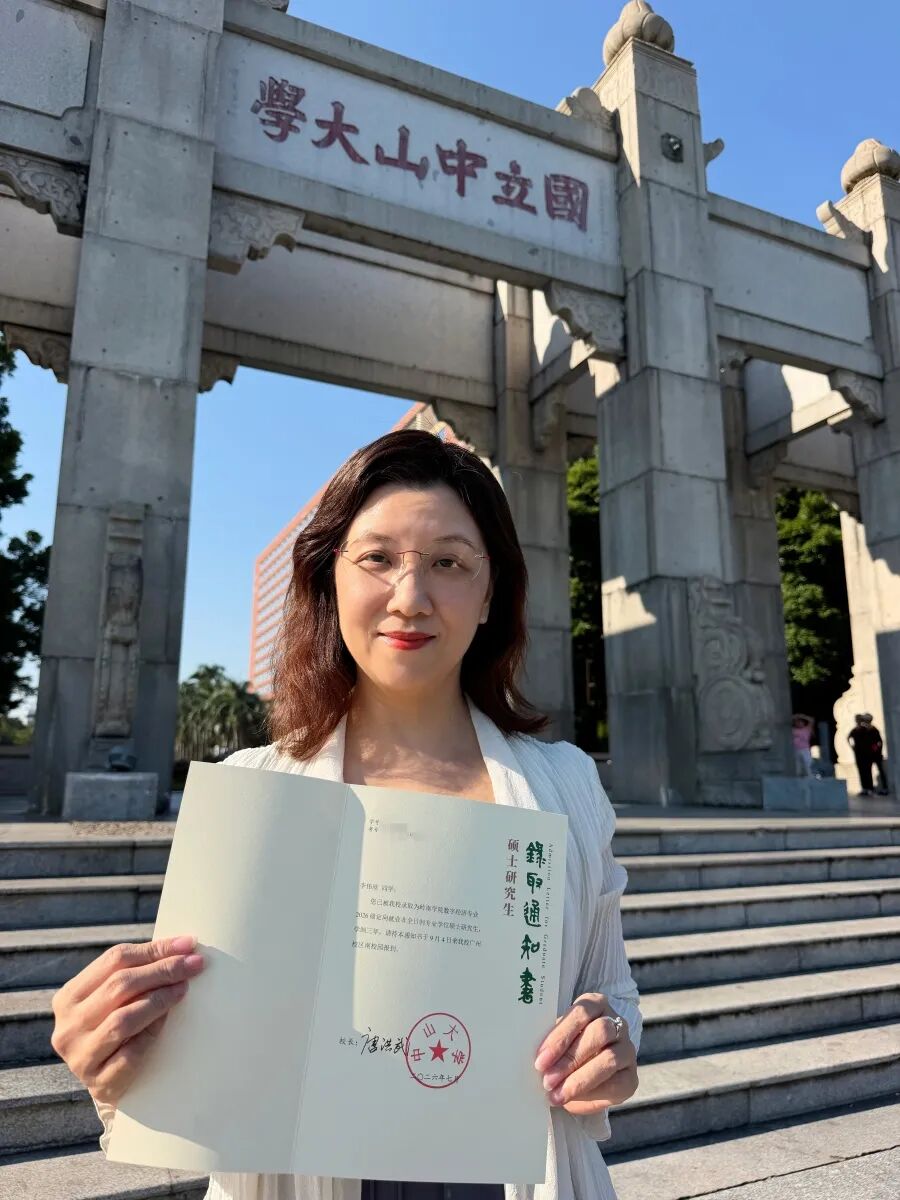 56岁女子刚退休就重返大学读研：瞒着丈夫备考，排队、通勤全都用来复习