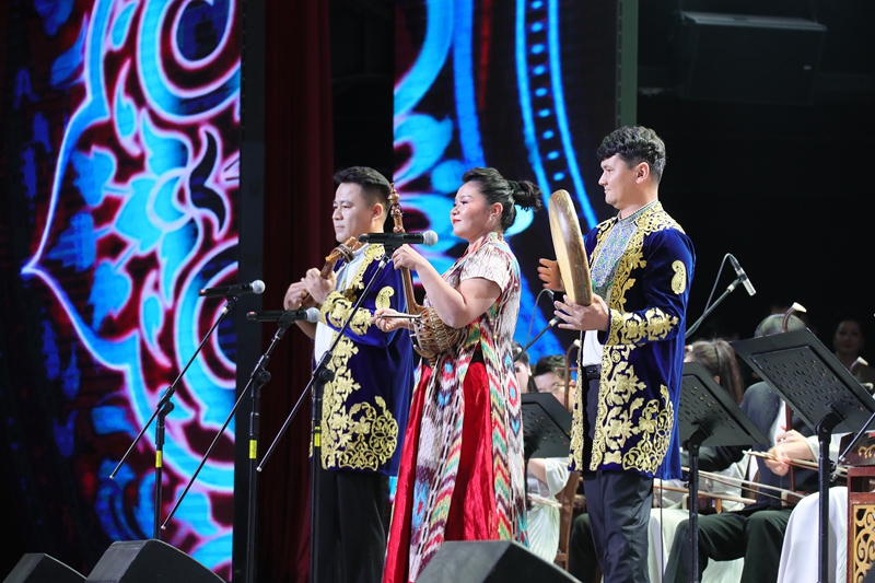 《千里潇湘》民族音乐会在吐鲁番落幕