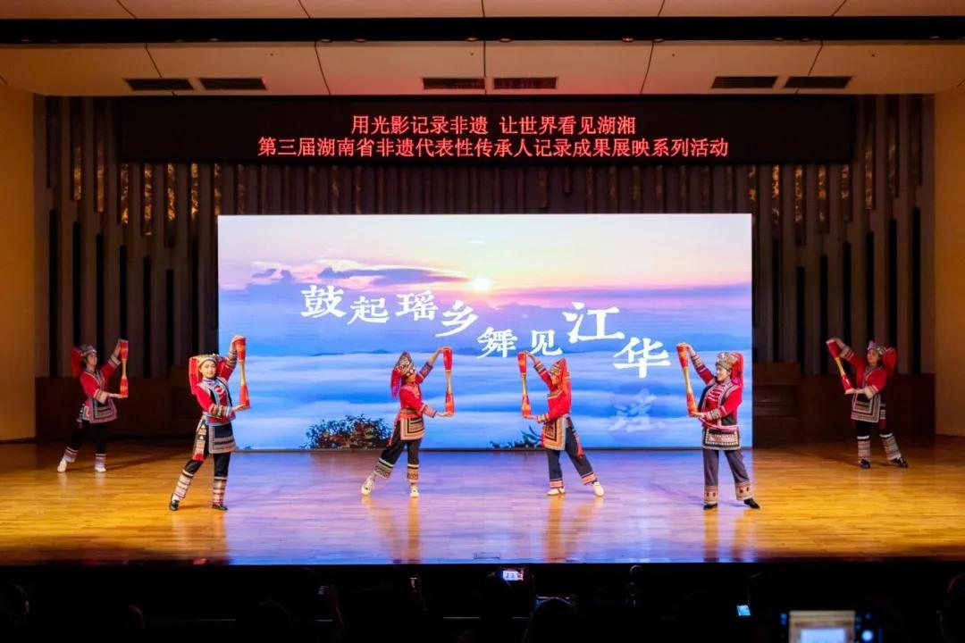 江华青年学子让千年长鼓舞走出深山绽放光彩