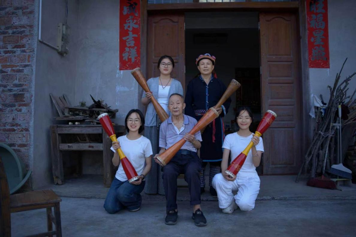 江华青年学子让千年长鼓舞走出深山绽放光彩
