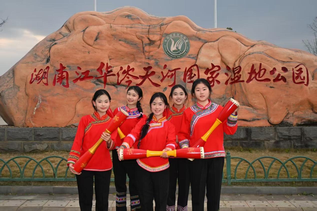 江华青年学子让千年长鼓舞走出深山绽放光彩