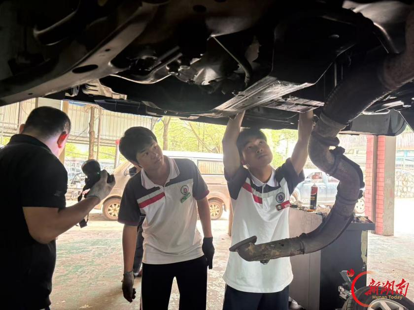 在真实工位上“淬火” 于扳手之间“锻钢”——泸溪县第一职业中学汽修专业学生分批入驻金橘汽修厂开展生产实训