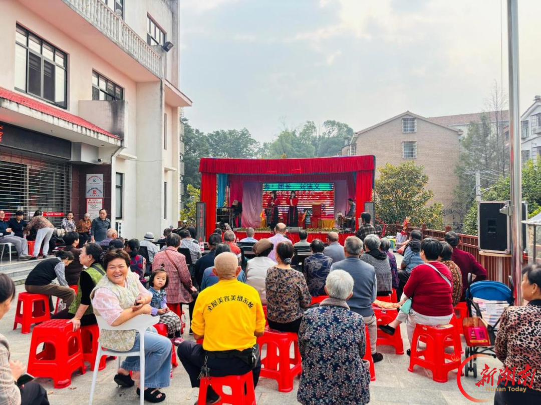 戏台搭在家门口 服务暖到心坎上