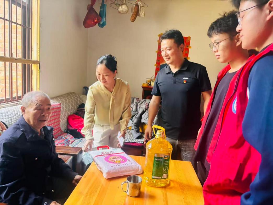 戏台搭在家门口 服务暖到心坎上