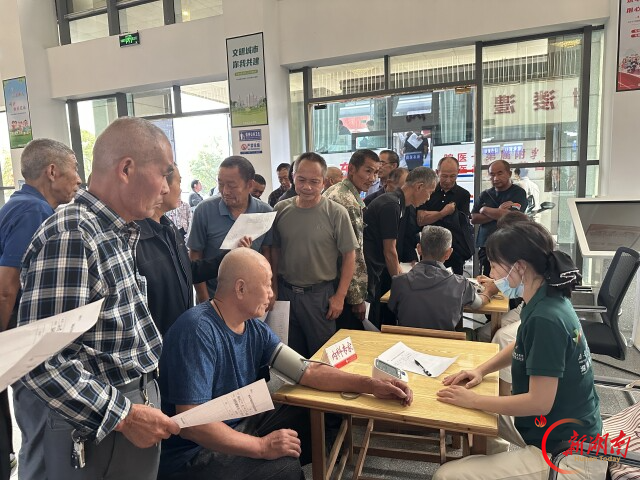 沿着红军长征在湖南的足迹，他们把“移动诊室”搬到老区功臣家门口