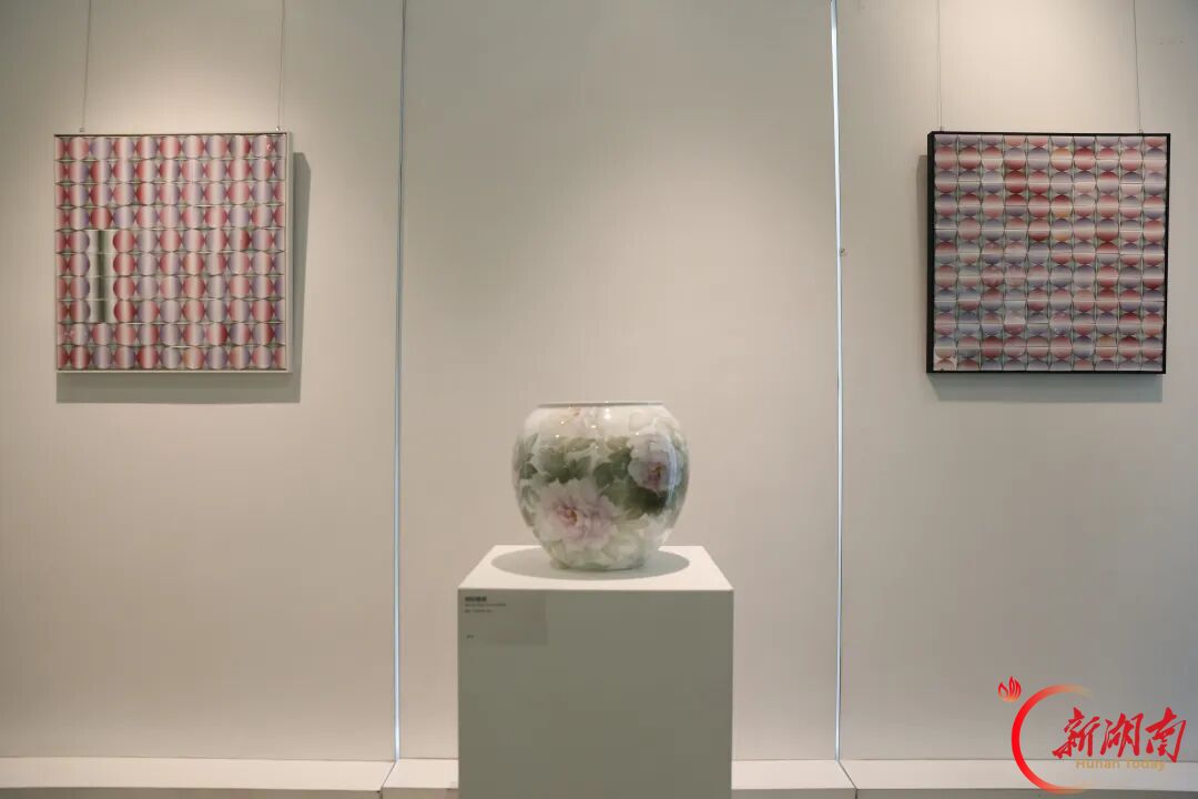 醴陵釉下五彩瓷闪耀新加坡 展现东方瓷韵之美