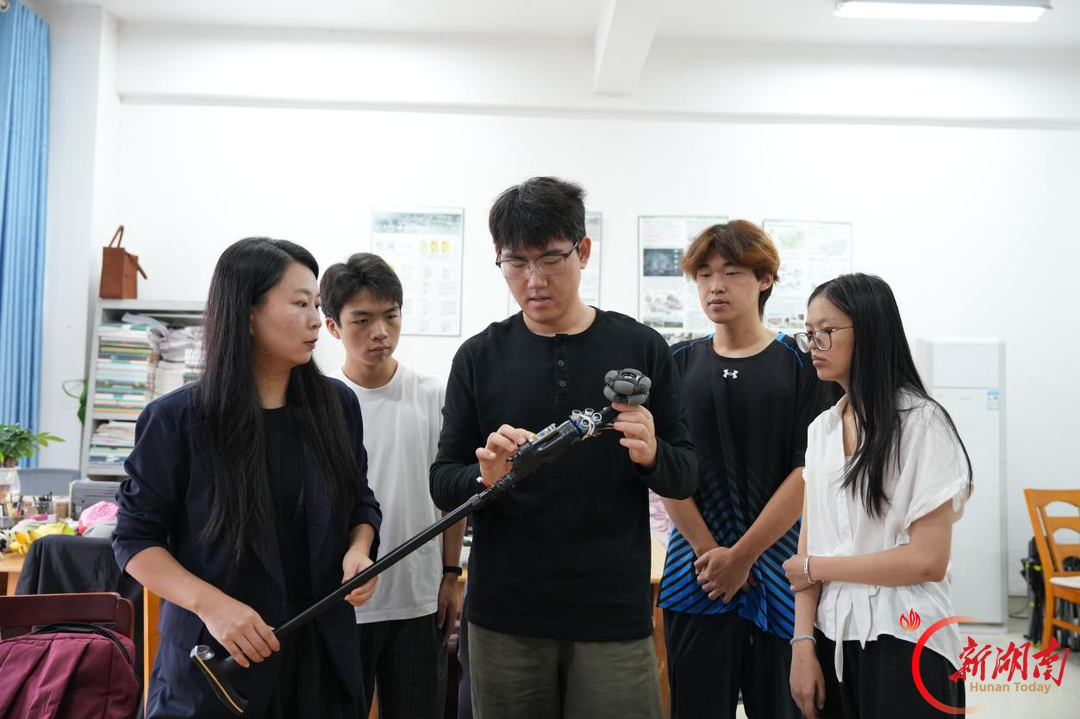 湖南日报要闻头条︱湖南学子成功研发智能盲杖 该出行辅助系统为视障群体打开“第二双眼睛”
