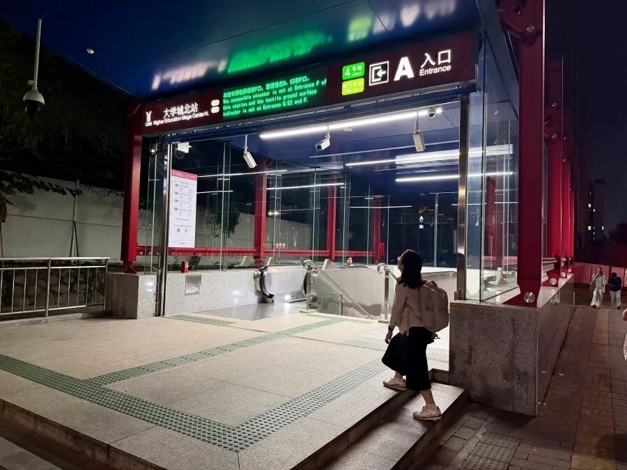 56岁女子刚退休就重返大学读研：瞒着丈夫备考，排队、通勤全都用来复习