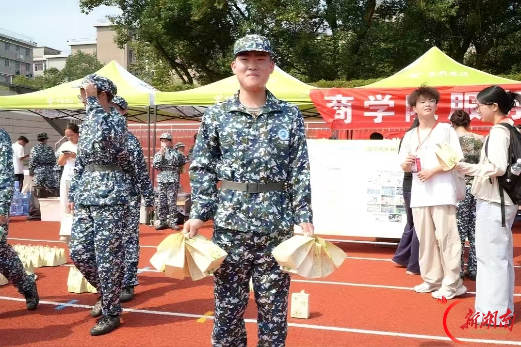 青春正步走丨月满中秋温情伴，迷彩青春共此时