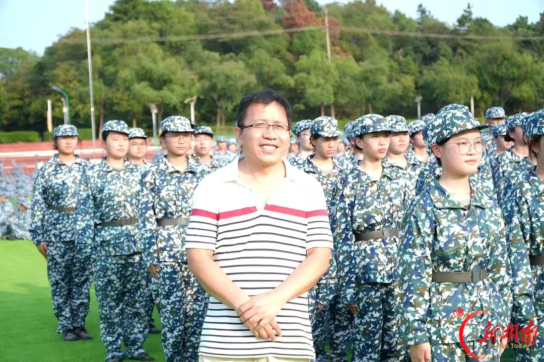 青春正步走丨月满中秋温情伴，迷彩青春共此时