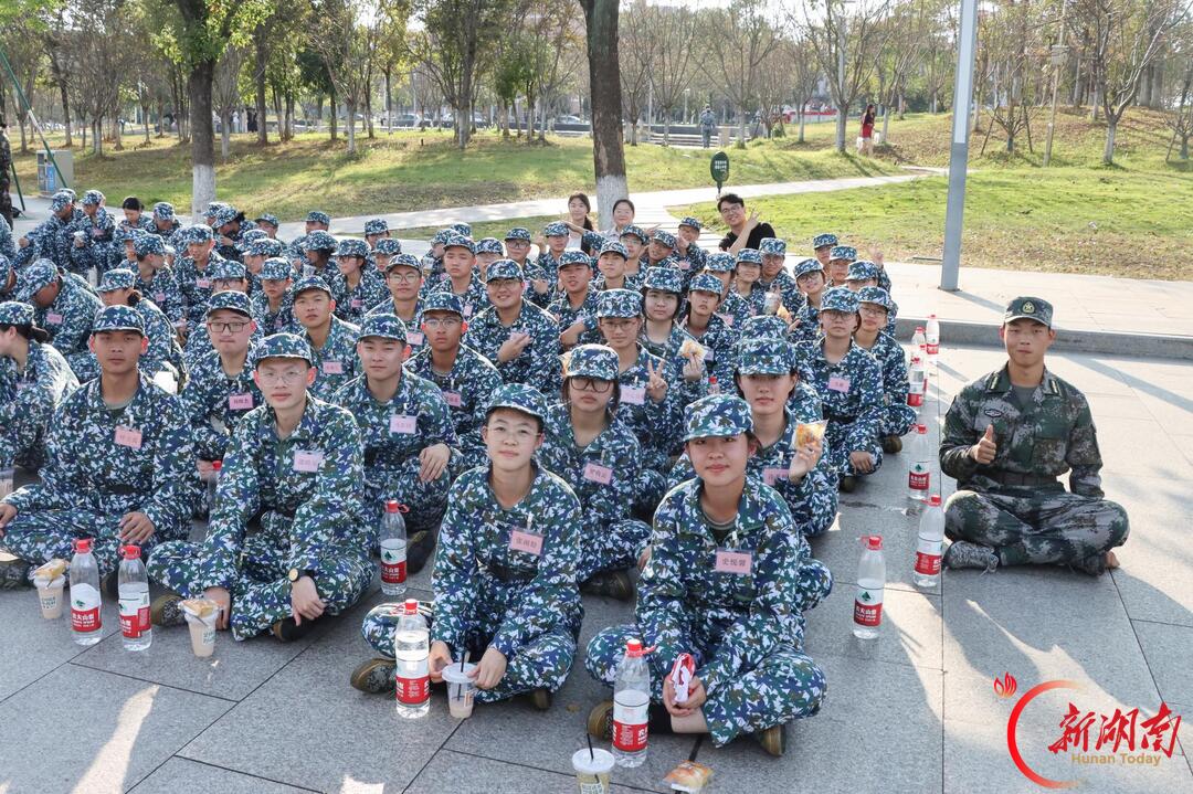 青春正步走丨湘潭大学化工学院开展二〇二六级军训慰问活动
