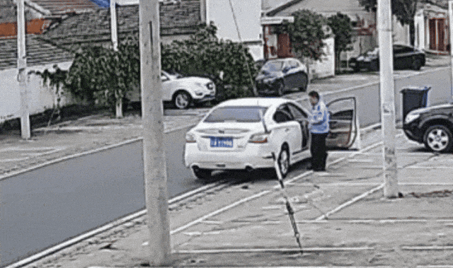 派出所门口，双闪打了8分钟，没人下车也没人上车，“不对劲！”