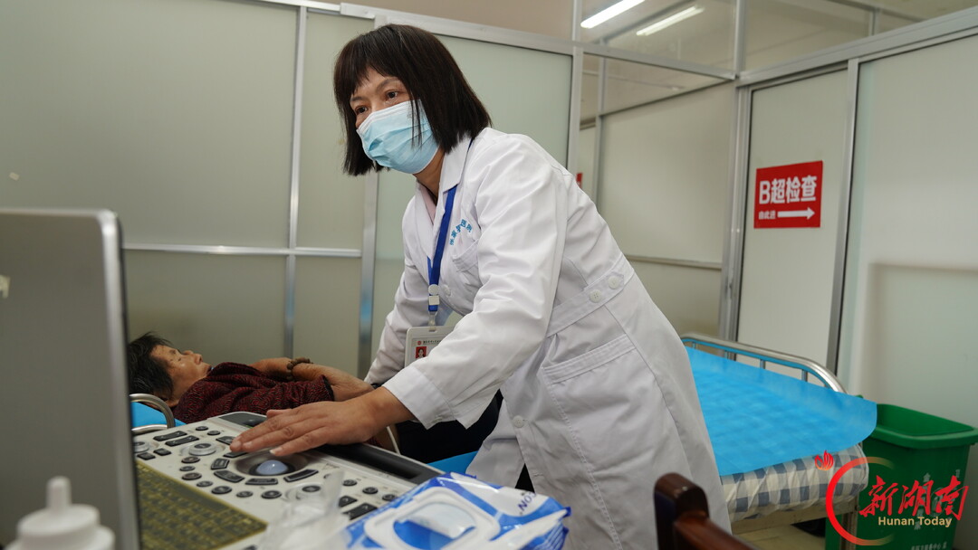 张家界多部门联合走进土家村寨开展敬老慰问活动
