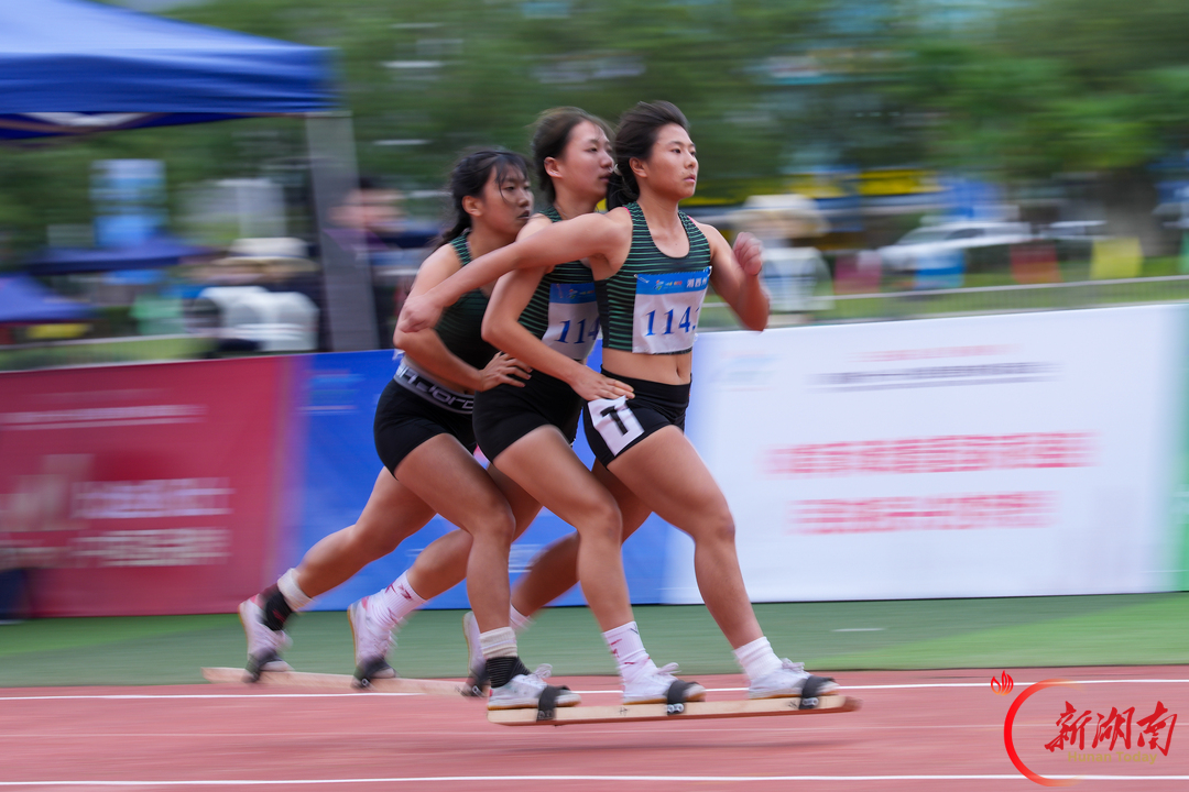三湘石榴红·逐梦张家界㉑丨高脚竞速、板鞋竞速赛况激烈 各族健儿张家界同场角逐