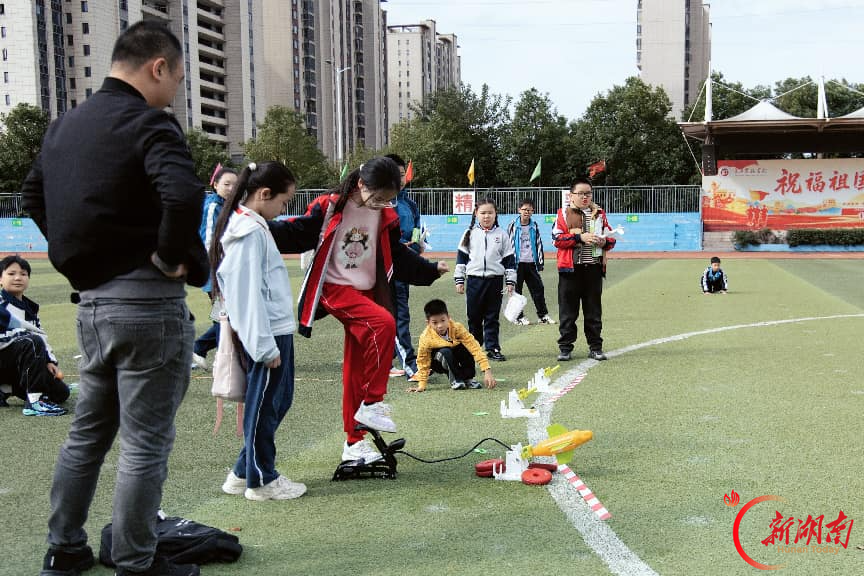 华容:科技点亮校园,少年逐梦未来