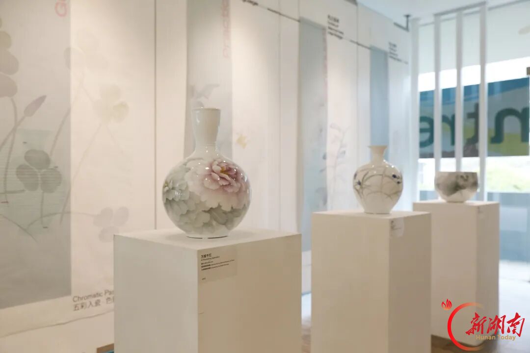 醴陵釉下五彩瓷闪耀新加坡 展现东方瓷韵之美