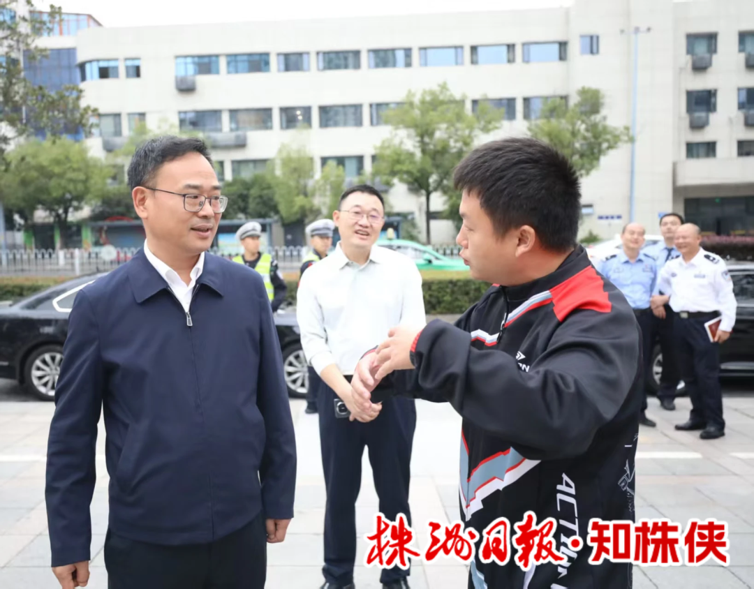 何恩广调研建宁人行天桥和建宁实验小学新建校门项目