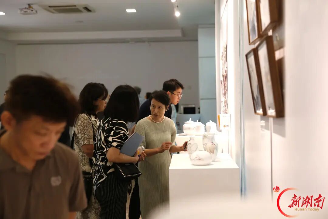 醴陵釉下五彩瓷闪耀新加坡 展现东方瓷韵之美