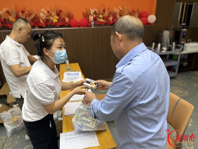 沿着红军长征在湖南的足迹，他们把“移动诊室”搬到老区功臣家门口