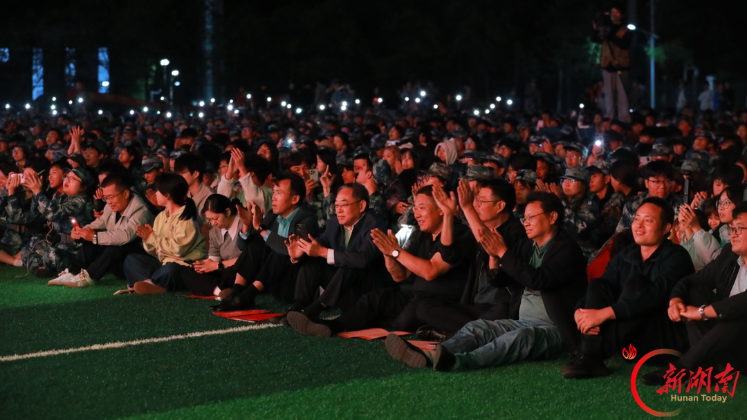 高雅艺术进校园：湖南有色金属职业技术学院举办《声动盲盒》校园演唱会暨2026级迎新晚会