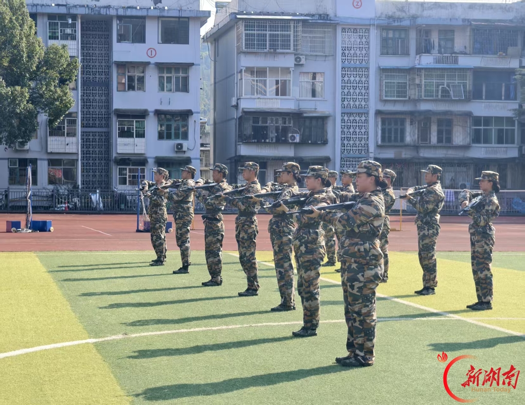 青春正步走｜驻足观迷彩，青春接力行