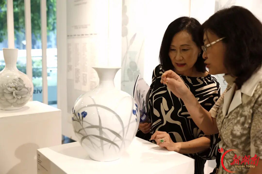 醴陵釉下五彩瓷闪耀新加坡 展现东方瓷韵之美
