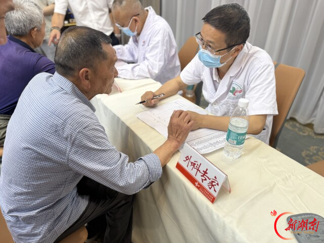沿着红军长征在湖南的足迹，他们把“移动诊室”搬到老区功臣家门口