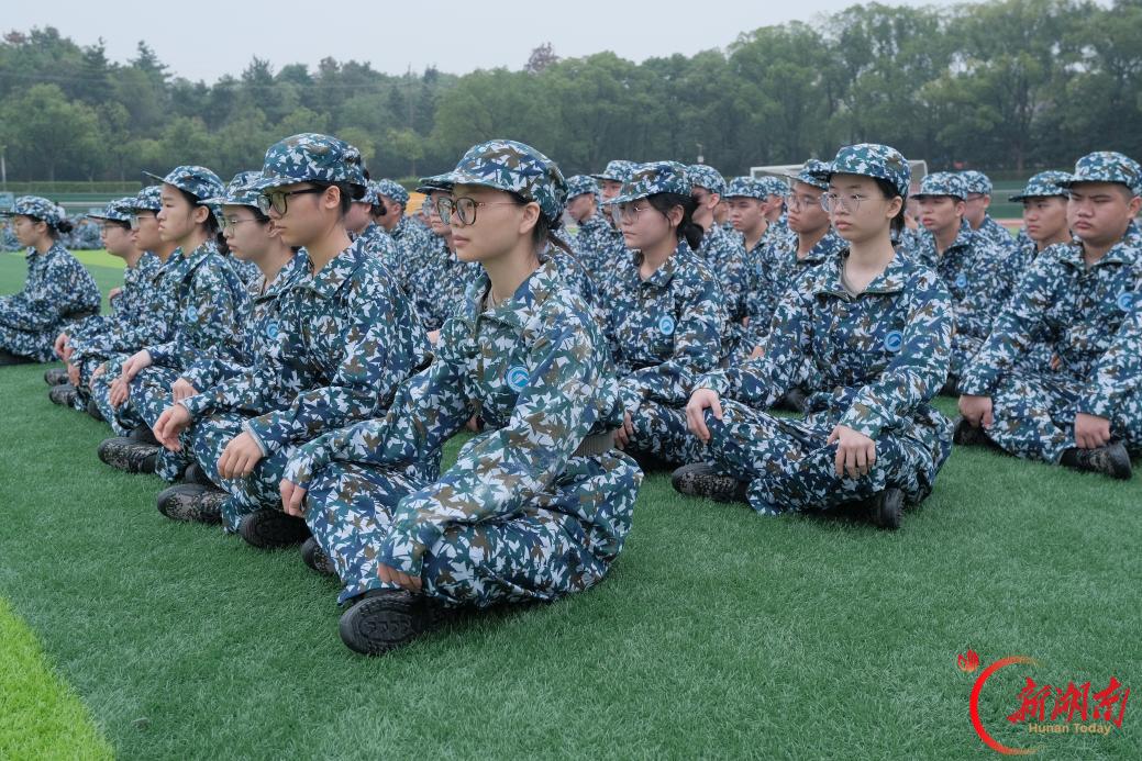 青春正步走丨迷彩凝锐气，求知踏新程