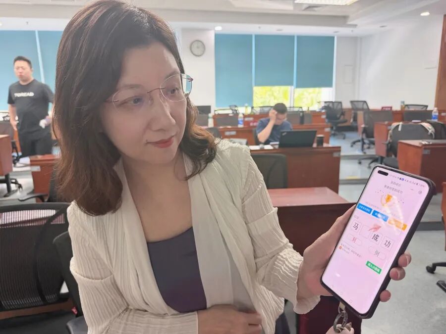 56岁女子刚退休就重返大学读研：瞒着丈夫备考，排队、通勤全都用来复习
