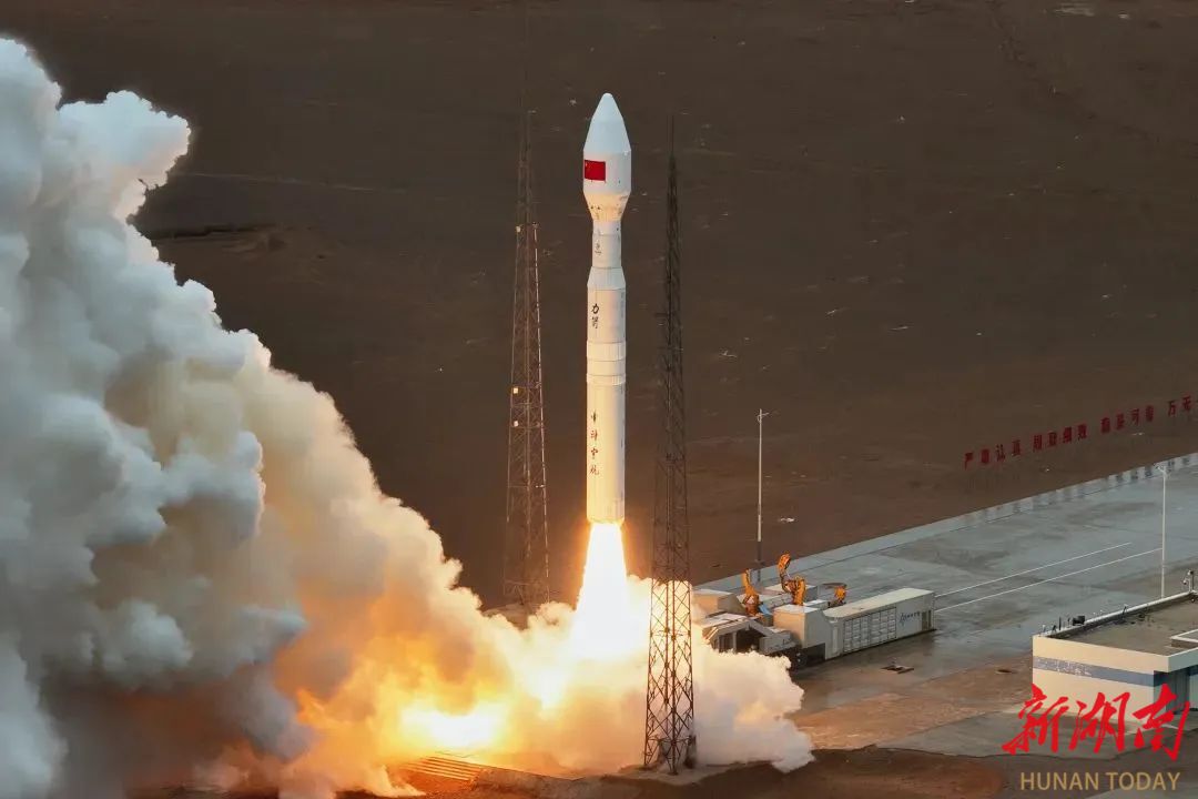 在酒泉卫星发射中心，由湖南赛德雷特卫星科技有限公司设计、研发、制造的卫星搭乘运载火箭升空。
