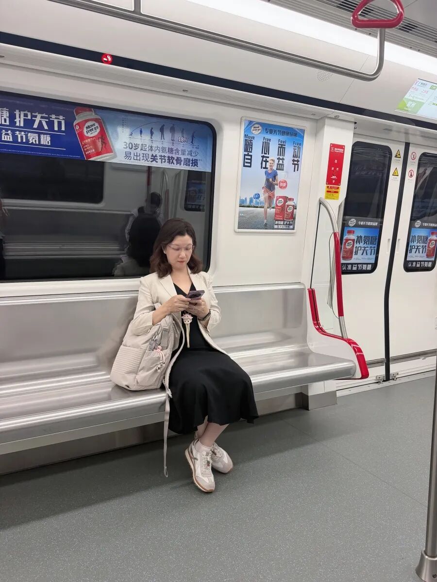 56岁女子刚退休就重返大学读研：瞒着丈夫备考，排队、通勤全都用来复习