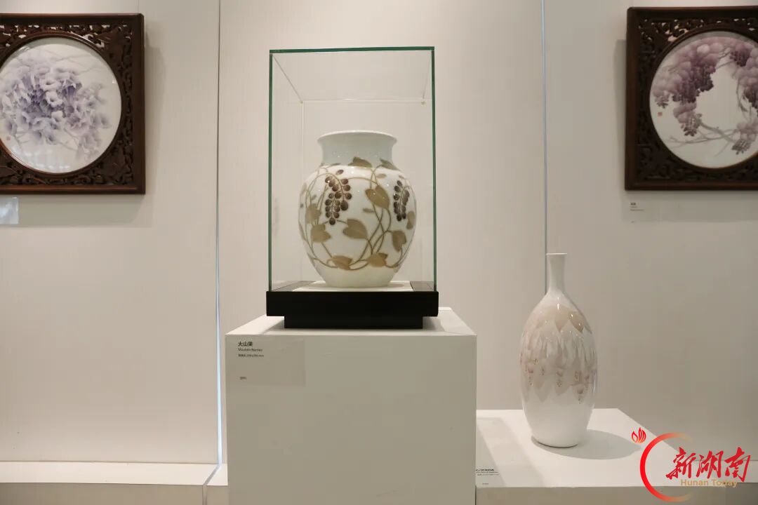 醴陵釉下五彩瓷闪耀新加坡 展现东方瓷韵之美
