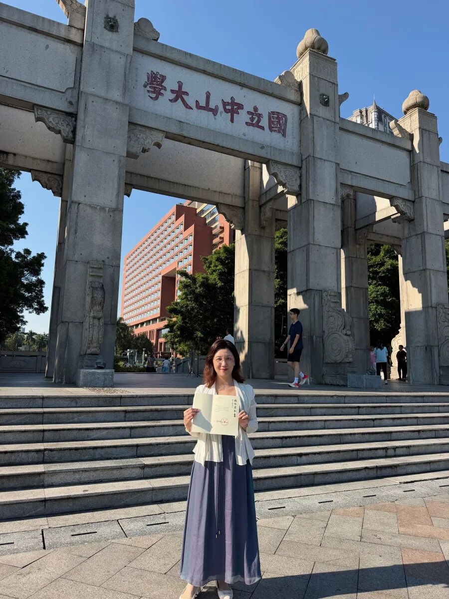 56岁女子刚退休就重返大学读研：瞒着丈夫备考，排队、通勤全都用来复习