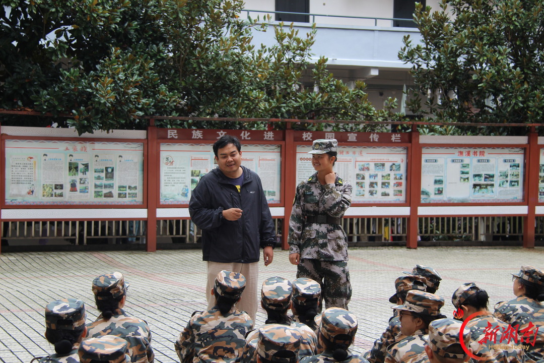 青春正步走|吉首大学马克思主义学院老师慰问军训新生