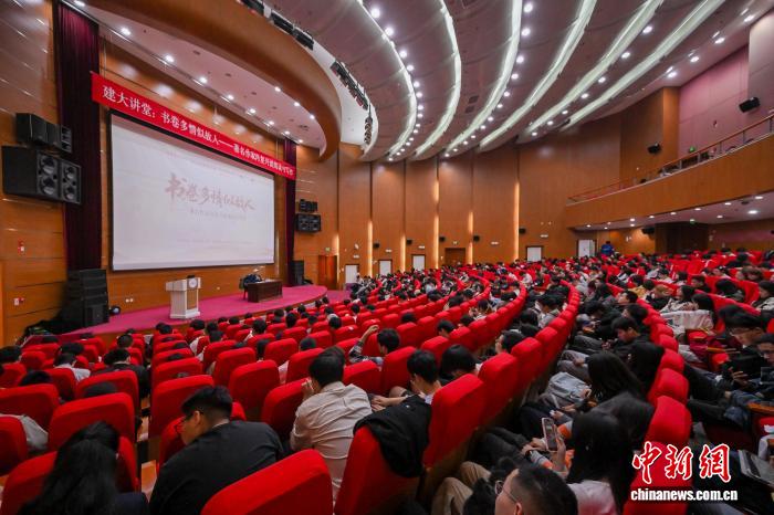 肖复兴现身“名家讲经典”：书是成长的伴侣