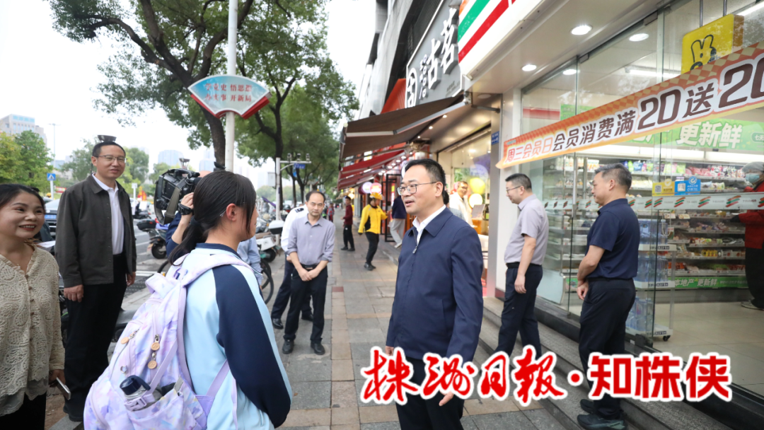 何恩广调研建宁人行天桥和建宁实验小学新建校门项目